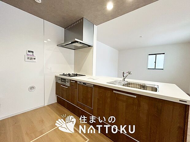 【現地写真（キッチン）】収納たっぷりのシステムキッチン、浄水器付水栓を標準装備しています。