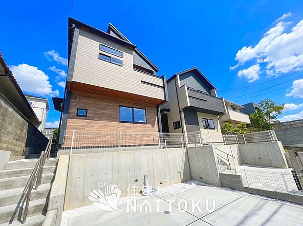 【現地写真（街並み）】雨で汚れを落とし、耐久性・耐候性に優れた外壁を使用しています。