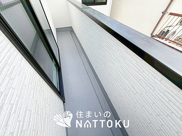 【バルコニー】奥行きが広く、洗濯物をゆったりと干せる十分な広さで、家族の洗濯も捗ります。