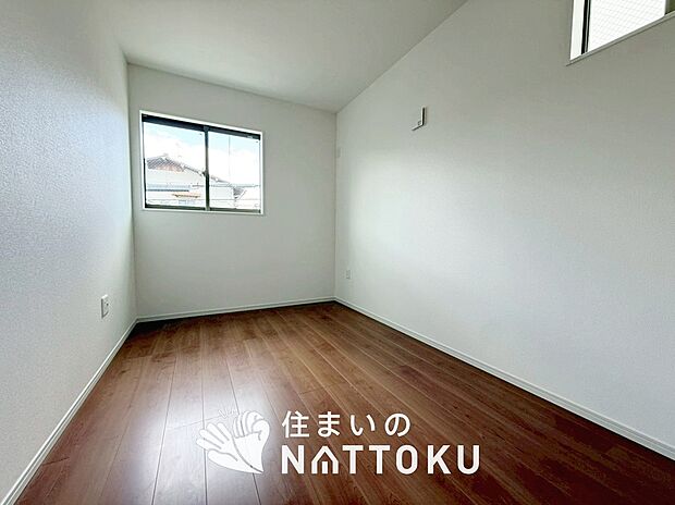 【現地写真(洋室)】木目の美しさを際立たせるシンプルデザインの建具を使用しています。