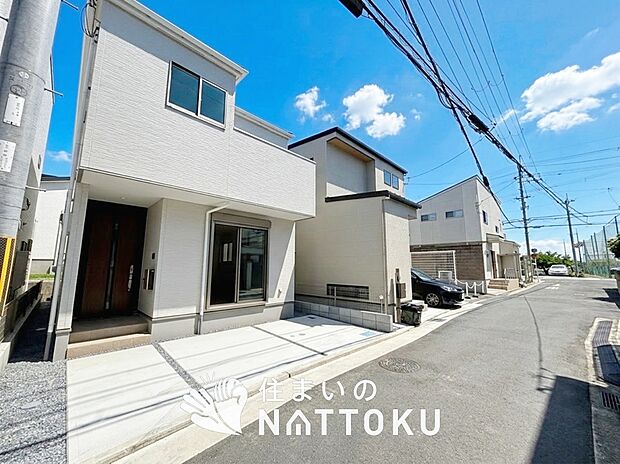 【現地写真(前道含む外観)】断熱性、気密性を高める工夫で一年中ずっと心地よく暮らせる、高気密・高断熱です。