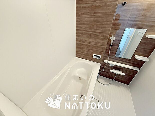 【現地写真(浴室)】浴室暖房乾燥機付き。1坪タイプで広々です。