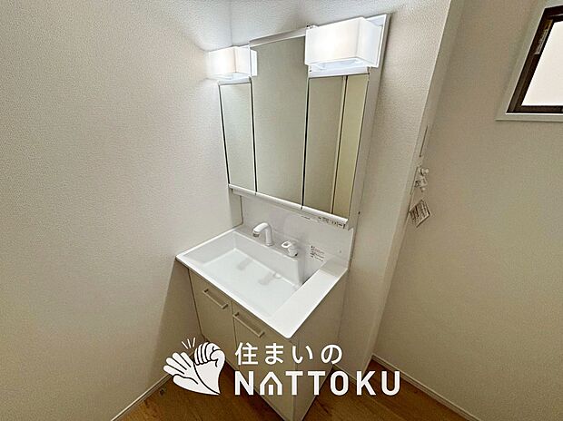 【洗面台・洗面所 】鏡の両サイドは、必要なものを取出しやすく、大きな鏡面で朝の準備も快適。
使いやすいリフトアップ機能付きのシングルレバーシャワー水栓付です。