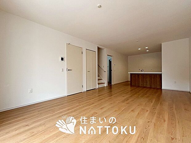 【現地写真(リビング)】フローリング材には、木目、色調など木材特有の風合いがあり、ナチュラルな美しさになっています。