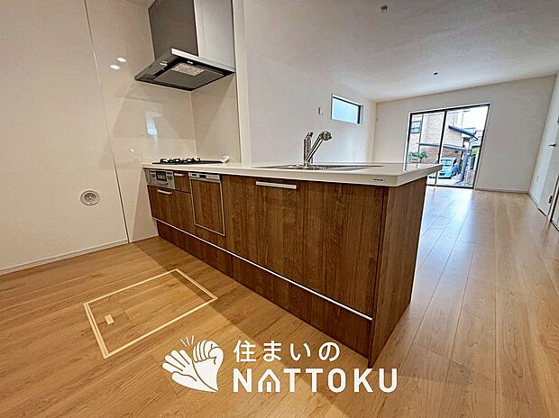 【現地写真(キッチン)】収納たっぷりのシステムキッチン、浄水器付水栓を標準装備しています。