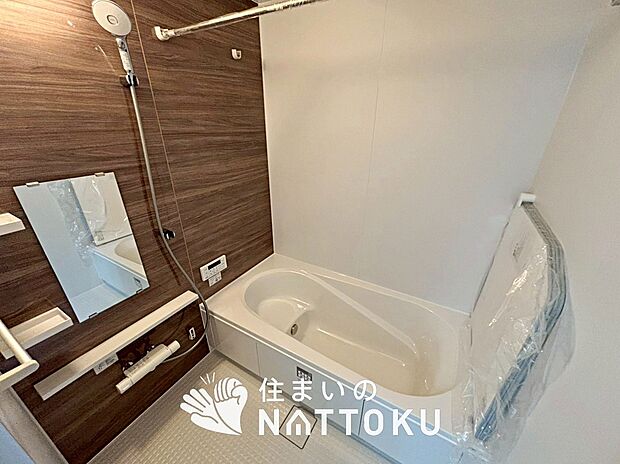 【現地写真(浴室)】浴室暖房乾燥機付き。1坪タイプで広々です。