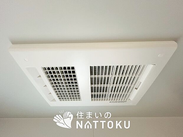 【浴室暖房換気乾燥機】サイドブロー機能で、乾燥効率アップです。
サイドに吹き出しを搭載することにより浴室内を端まで循環する気流ができ、さらに省エネ性能がアップします。