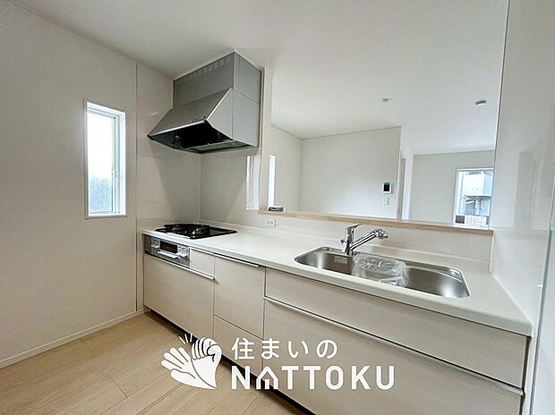 【現地写真(キッチン)】収納たっぷりのシステムキッチン、浄水器付水栓を標準装備しています。