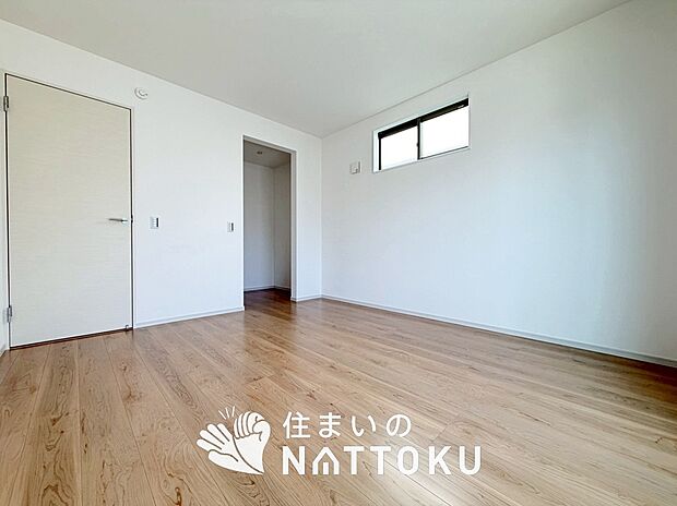 【現地写真（寝室）】木目の美しさを際立たせるシンプルデザインの建具を使用しています。