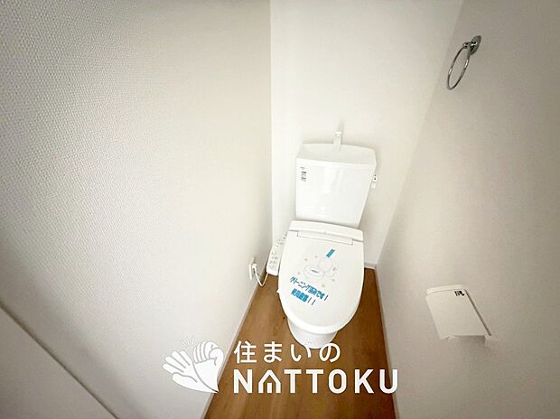 【トイレ	 】汚れてもサッとひと拭きでお手入れ簡単、エコ仕様の温水洗浄便座付きのトイレです。
バリアフリーにも配慮しています。
