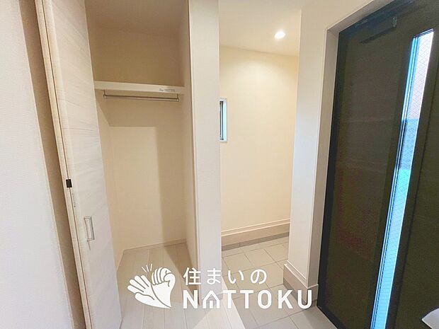 【現地写真（玄関）】玄関には、大型のシューズ収納を設置しています。