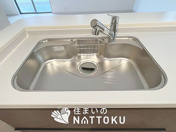 【浄水器一体型シャワー水栓付シンク】傷や汚れが付きにくい静音仕様の全面エンボス加工シンク。
また、蛇口の先端に浄水器を内蔵。浄水シャワーが使える毎分4リットルのたっぷり浄水。
