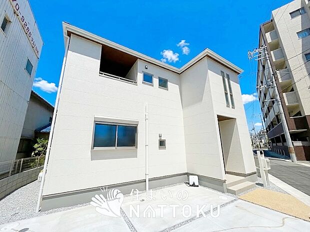 【現地写真（外観）【１号地】】軽くて火災に強い屋根材を採用し、地震時の建物への負担や揺れを軽減しています。