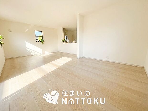 【現地写真（リビング）】フローリング材には、木目、色調など木材特有の風合いがあり、ナチュラルな美しさになっています。
