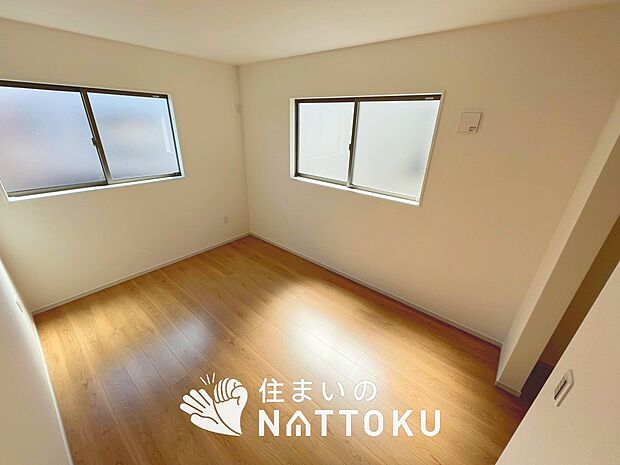 【現地写真（洋室）】木目の美しさを際立たせるシンプルデザインの建具を使用しています。