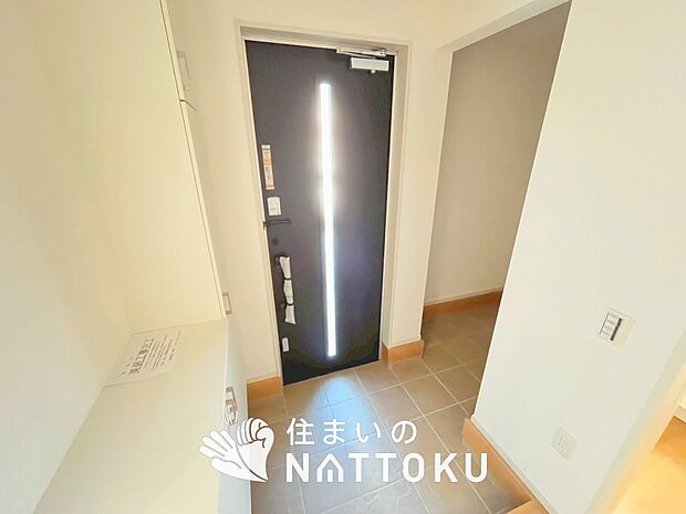 【現地写真（玄関）】玄関には、大型のシューズ収納を設置しています。