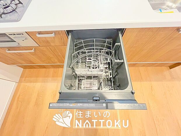 【食器洗い乾燥機】食後の時間にゆとりを与えてくれる食器洗い乾燥機。
操作ボタンも上面にあるので、腰をかがめずに操作ができラクラクです。
