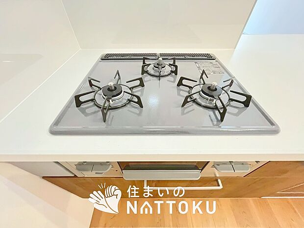 【ビルトインコンロ】フラットな構造で清掃性が高く、過熱防止センサー付３口タイプで日頃の家事も快適です。