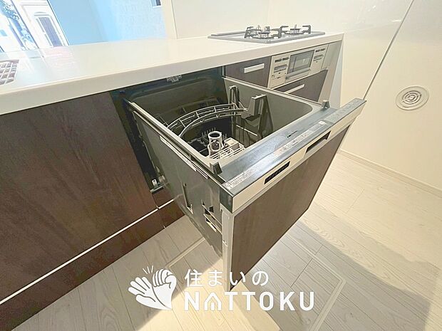 【食器洗い乾燥機】食後の時間にゆとりを与えてくれる食器洗い乾燥機。
操作ボタンも上面にあるので、腰をかがめずに操作ができラクラクです。