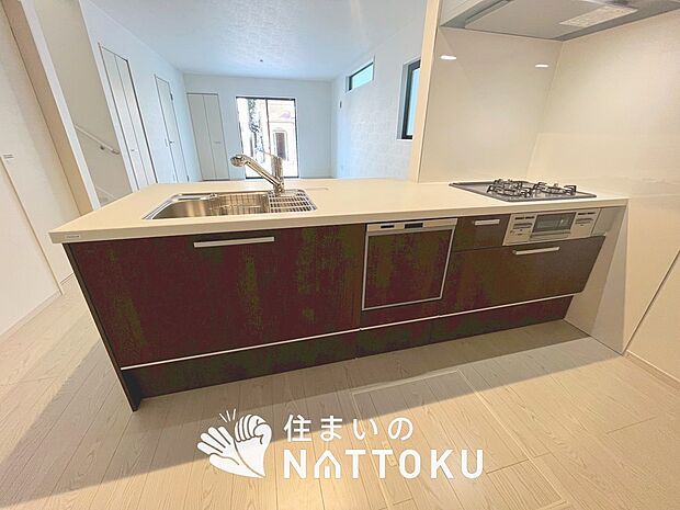 【現地写真(キッチン)】収納たっぷりのシステムキッチン、浄水器付水栓を標準装備しています。