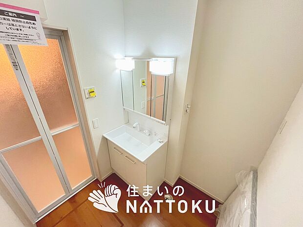 【洗面台・洗面所】鏡の両サイドは、必要なものを取出しやすく、大きな鏡面で朝の準備も快適。
使いやすいリフトアップ機能付きのシングルレバーシャワー水栓付です。
