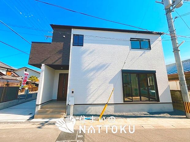 【現地写真（外観）【１号地】】軽くて火災に強い屋根材を採用し、地震時の建物への負担や揺れを軽減しています。