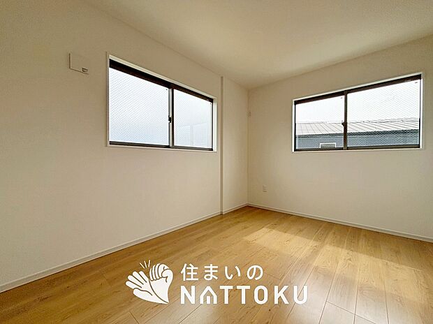 【現地写真（寝室）】木目の美しさを際立たせるシンプルデザインの建具を使用しています。