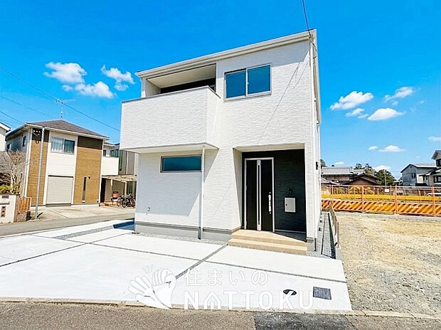 【現地写真（街並み）】軽くて火災に強い屋根材を採用し、地震時の建物への負担や揺れを軽減しています。