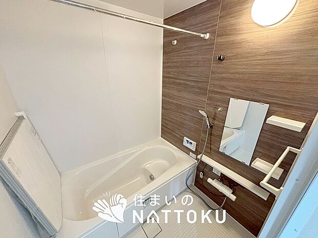 【現地写真（浴室）】浴室暖房乾燥機付き。１坪タイプで広々です。