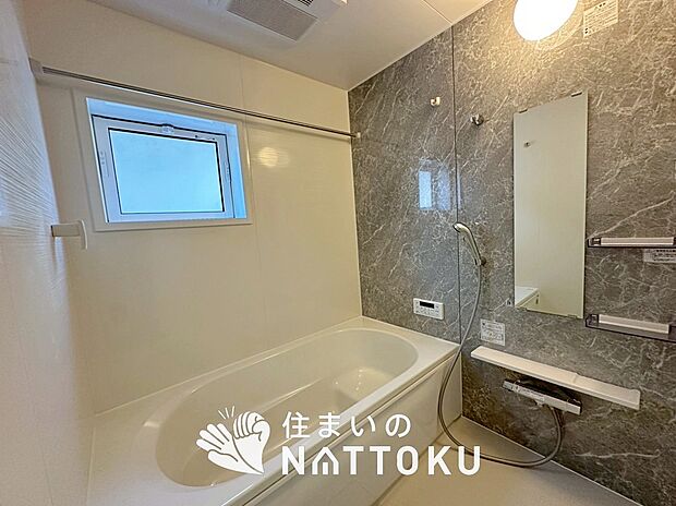 【現地写真(浴室)】浴室暖房乾燥機付き。1坪タイプで広々です。