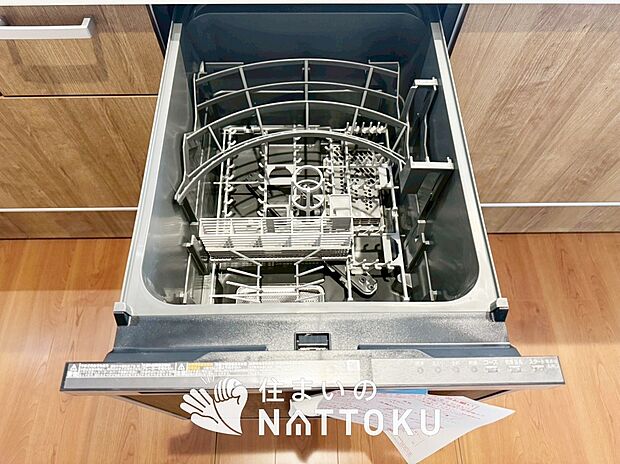 【食器洗い乾燥機】食後の時間にゆとりを与えてくれる食器洗い乾燥機。
操作ボタンも上面にあるので、腰をかがめずに操作ができラクラクです。
