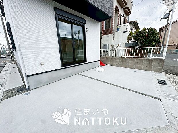 【現地写真（駐車場）】駐車スペースが広く、運転が苦手な方も安心です。