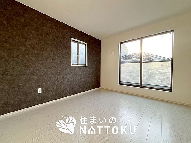 【現地写真（寝室）】木目の美しさを際立たせるシンプルデザインの建具を使用しています。