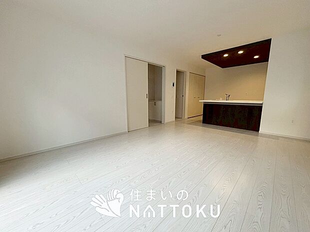 【現地写真（リビング）】フローリング材には、木目、色調など木材特有の風合いがあり、ナチュラルな美しさになっています。