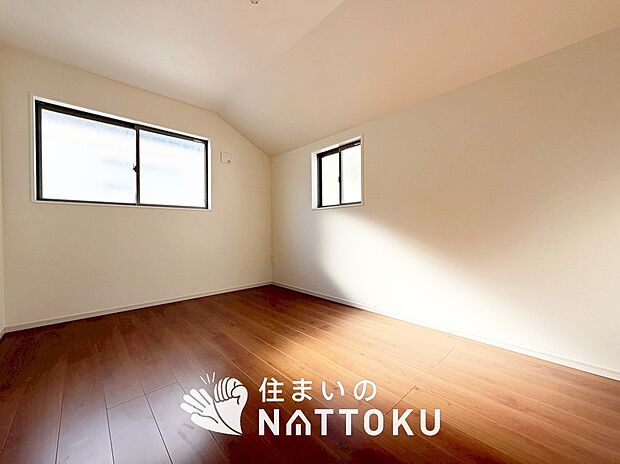 【現地写真（寝室）】木目の美しさを際立たせるシンプルデザインの建具を使用しています。