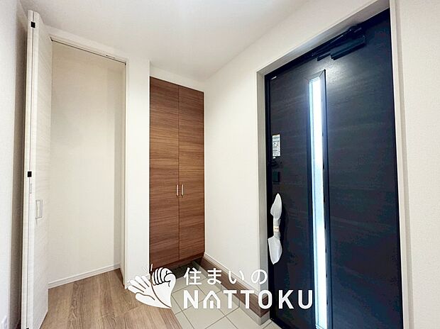 【現地写真（玄関）】玄関には、大型のシューズ収納を設置しています。