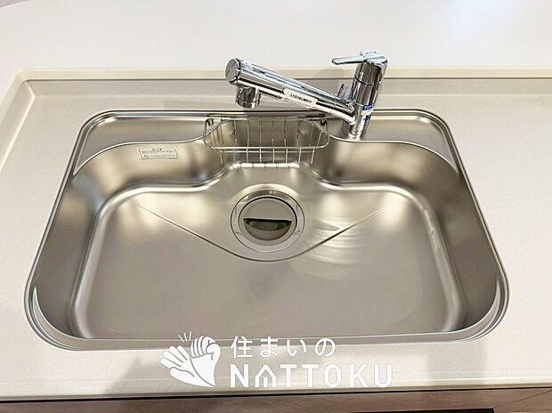 【浄水器内臓型ハンドシャワー付シンク】傷や汚れが付きにくい静音仕様の全面エンボス加工シンク。
また、蛇口の先端に浄水器を内蔵。浄水シャワーが使える毎分4リットルのたっぷり浄水。
