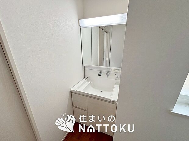 【洗面台・洗面所】鏡の両サイドは、必要なものを取出しやすく、大きな鏡面で朝の準備も快適。
使いやすいリフトアップ機能付きのシングルレバーシャワー水栓付です。
