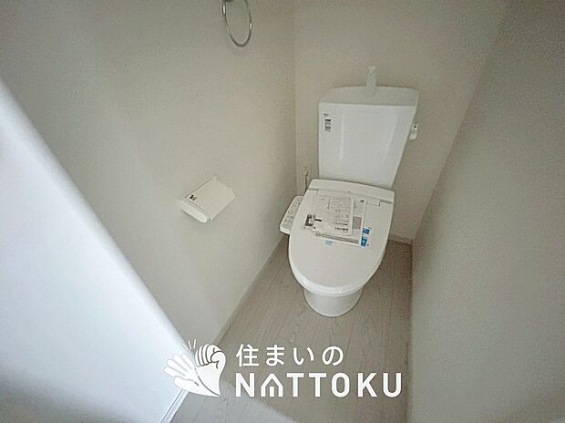 【トイレ】汚れてもサッとひと拭きでお手入れ簡単、エコ仕様の温水洗浄便座付きのトイレです。
バリアフリーにも配慮しています。
