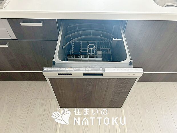 【食器洗い乾燥機】食後の時間にゆとりを与えてくれる食器洗い乾燥機。
操作ボタンも上面にあるので、腰をかがめずに操作ができラクラクです。
