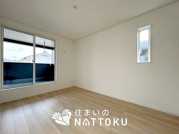 【現地写真(寝室)】木目の美しさを際立たせるシンプルデザインの建具を使用しています。