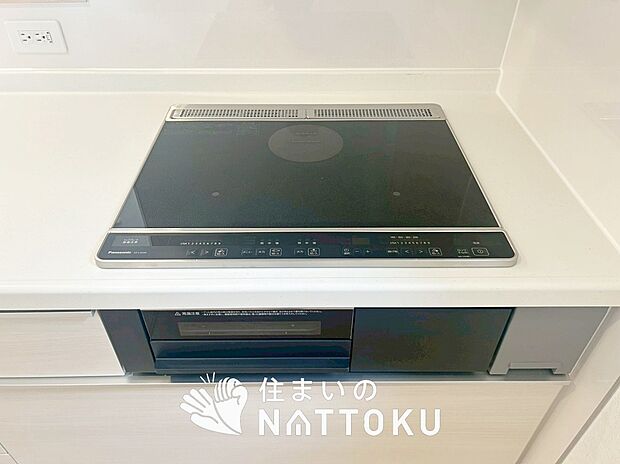 【ビルトインコンロ】フラットな構造で清掃性が高く、過熱防止センサー付3口タイプで日頃の家事も快適です。