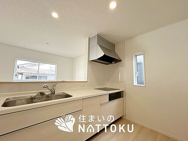 【現地写真(キッチン)】収納たっぷりのシステムキッチン、浄水器付水栓を標準装備しています。