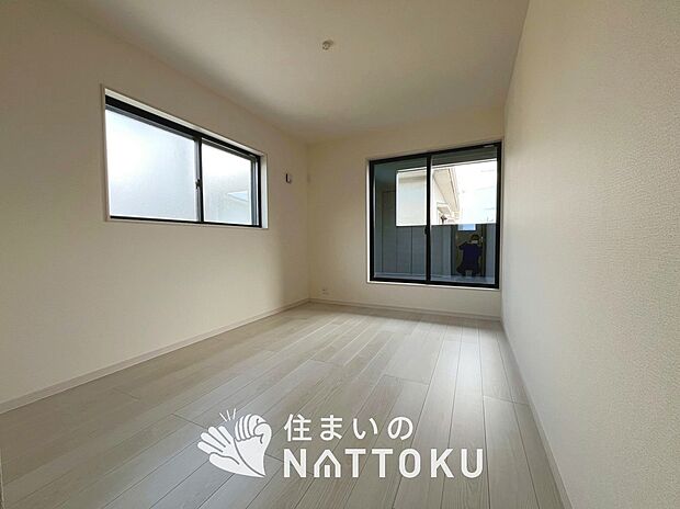 【現地写真(洋室)】木目の美しさを際立たせるシンプルデザインの建具を使用しています。