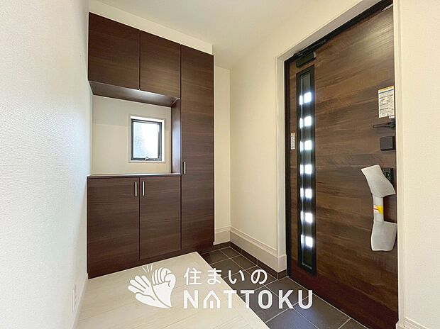 【現地写真(玄関)】玄関には、大型のシューズ収納を設置しています。