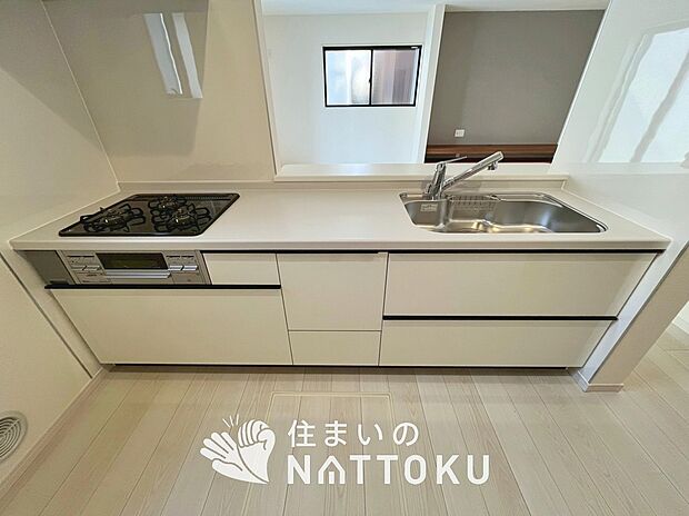 【現地写真(キッチン)】収納たっぷりのシステムキッチン、浄水器付水栓を標準装備しています。