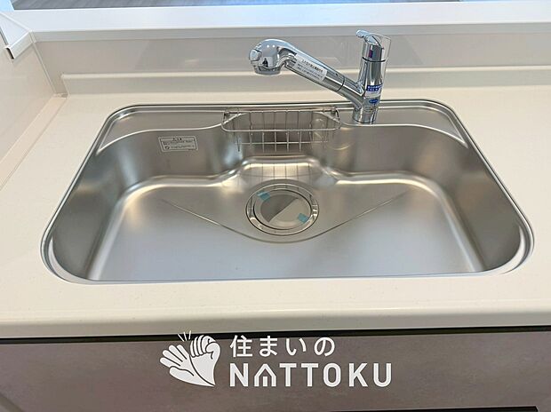 【浄水器内臓ハンドシャワー付シンク】広々とした凸型シンクに洗剤ポケットを標準装備。すっきり収納できます。
また、蛇口の先端に浄水器を内蔵しているため場所をとりません。
