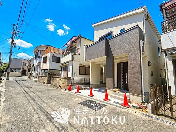 【現地写真(前道含む外観)】健康被害に配慮したもっとも安全性の高い建材を採用し、シックハウス対策をしております。