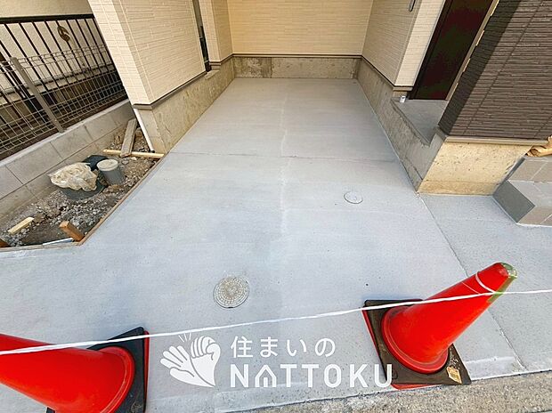 【現地写真(駐車場)】駐車スペースが広く、運転が苦手な方も安心です。