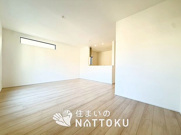 【現地写真(リビング)】フローリング材には、木目、色調など木材特有の風合いがあり、ナチュラルな美しさになっています。